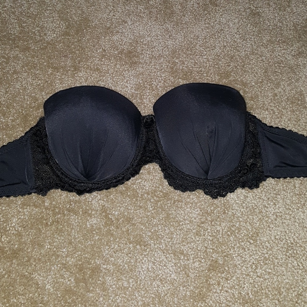 Black strapless bra